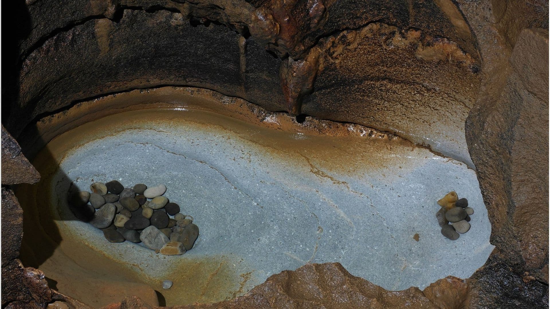 Marmite de geant dans la grotte