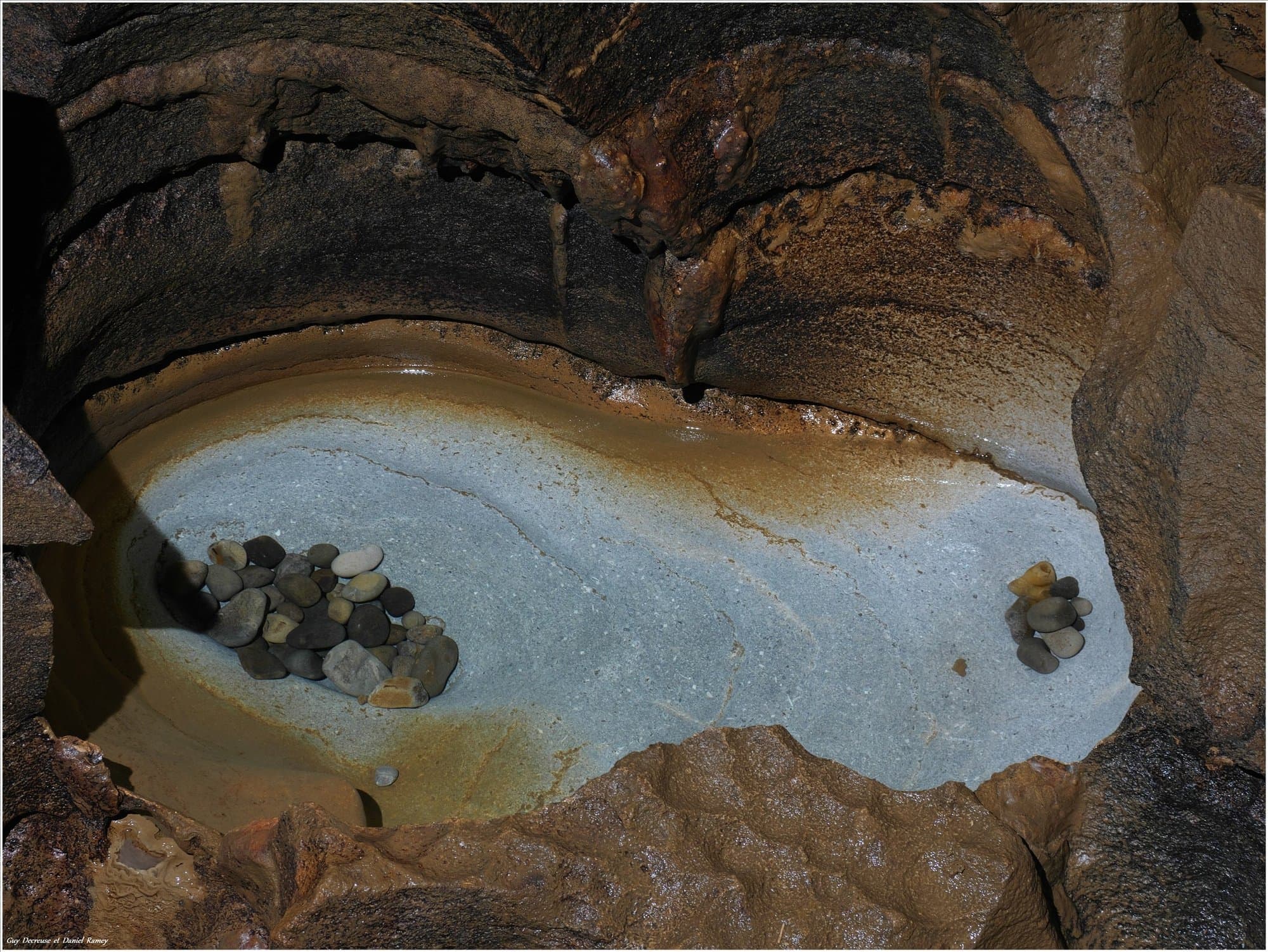 Marmite de geant dans la grotte