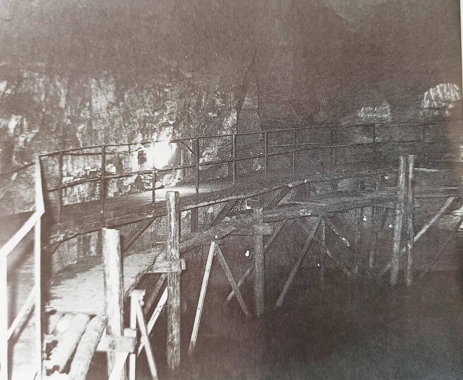 Passerelle interieure de la grotte